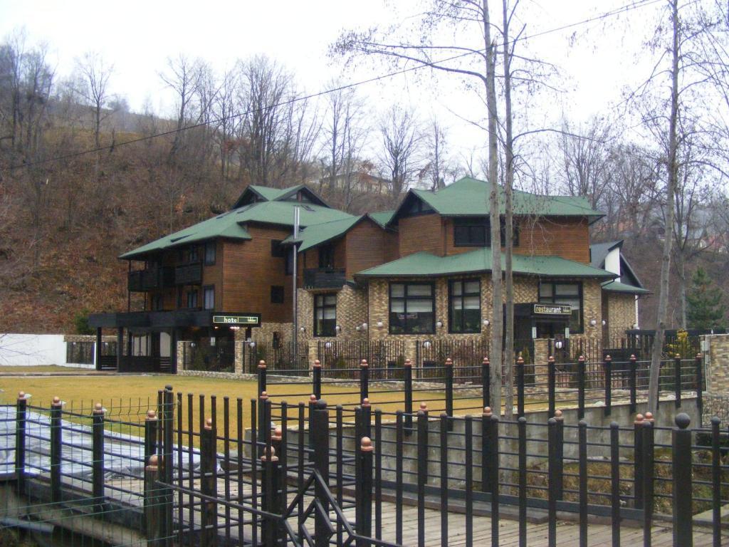 Hotel Hillden Lodge&Restaurant Drumu Carului Ngoại thất bức ảnh